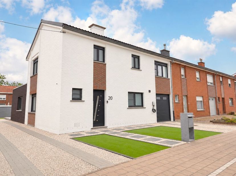 BIJZONDERE HALF OPEN GEZINSWONING<br />
Op zoek naar een instapklare gezinswoning waar ruimte, comfort en energiezuinig wonen centraal staan? Dan zal