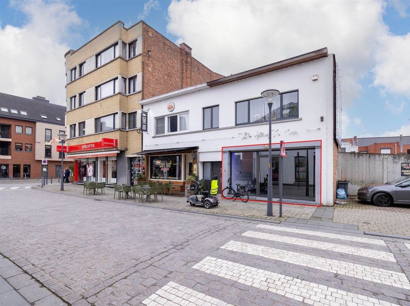Rez-de-chaussée commercial (161m²) avec sous-sol dans le centre d'Herentals<br />
<br />
Ce rez-de-chaussée commercial spacieux et prêt à l'emploi (