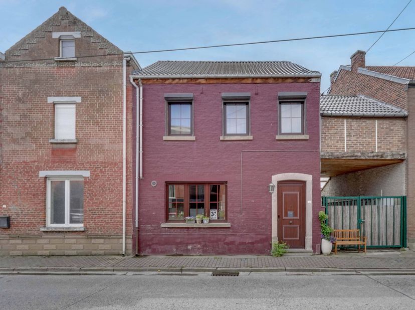 Deze gezinswoning biedt heel wat mogelijkheden: ruimte voor werk of hobby, groter gezin of kangoeroewoning.<br />
Ze is voorzien van een carport en ee