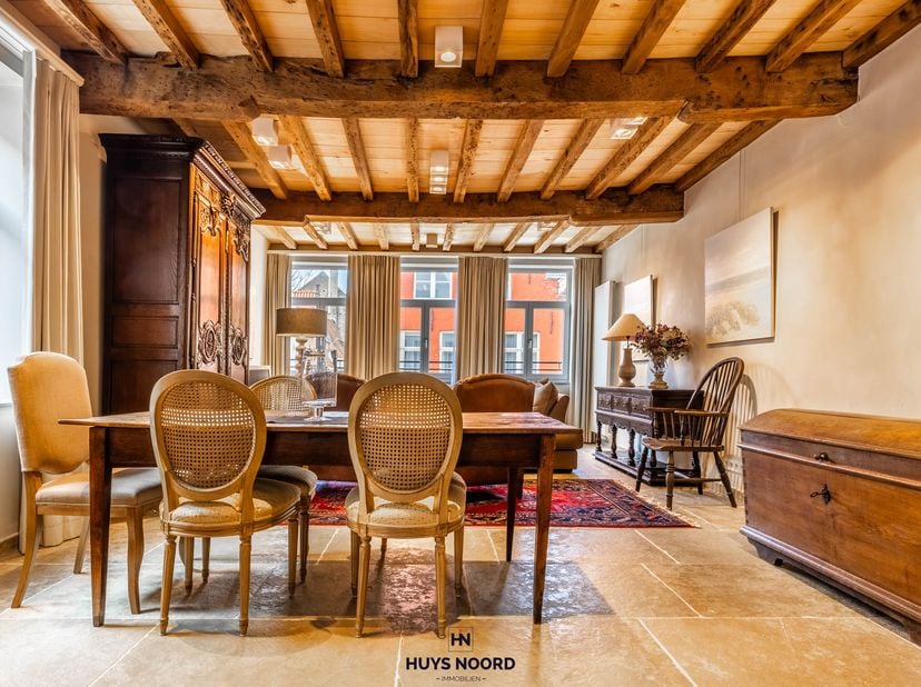 Zeer centraal wonen in een kleinschalige residentie te Brugge. <br />
<br />
Dit magnifiek afgewerkt appartement geniet een gemeenschappelijke inkomha