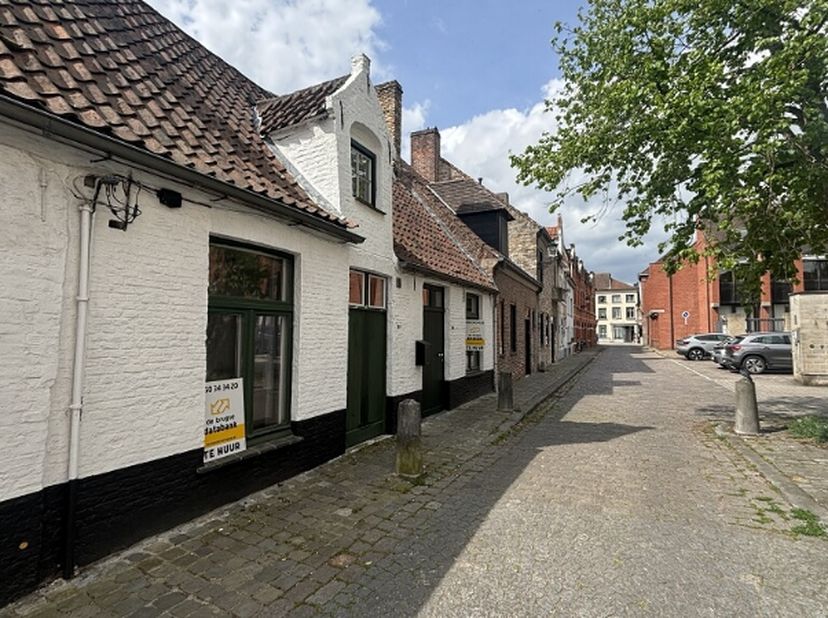 Charmante en karaktervolle stadwoning met ruim TERRAS op een interessante ligging in het centrum van Brugge, vlakbij de Langestraat en alle modaliteit