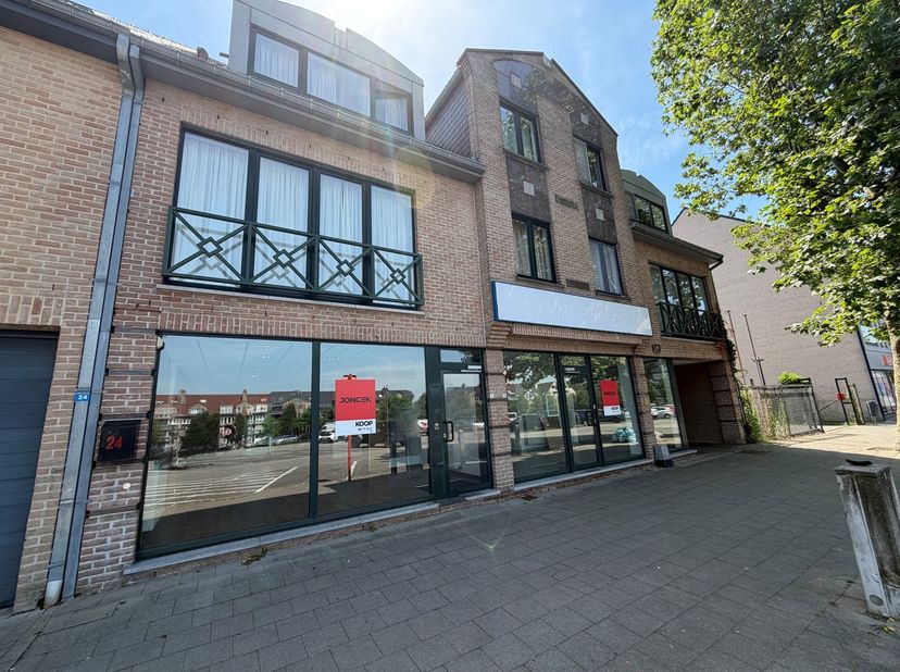 Goed gelegen handelspand te koop in Lanaken-centrum,<br />
aan het Molenweideplein.<br />
<br />
Het pand is VRIJ VAN GEBRUIK<br />
<br />
Gunstig EPC