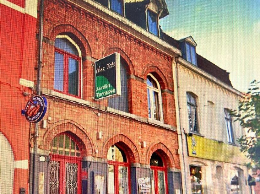 Le Bizet : immeuble commercial avec une habitation à vendreDisposition :immeuble commercial avec cuisine équipée, bar, terrasse de 40 places1er étage