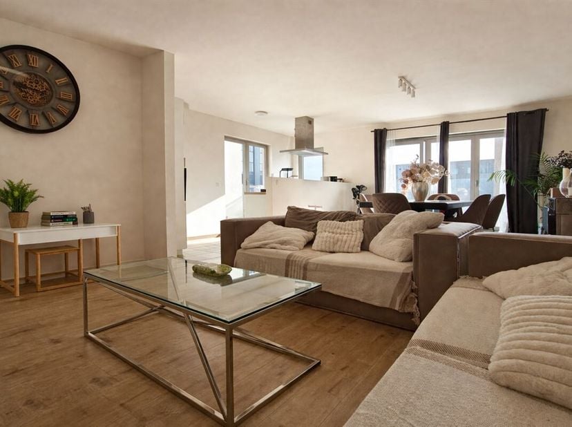 Quartier Nord - Prachtig penthouse appartement met 2 slaapkamers van +/- 90m2 met terras, bestaande uit Een inkomhal, een grote lichte woonkamer met e