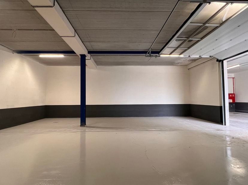 Op zoek naar een ruime en makkelijk toegankelijke opslagplaats? Deze unit is gelegen in een verzorgd en beveiligd complex, ideaal voor zowel professio