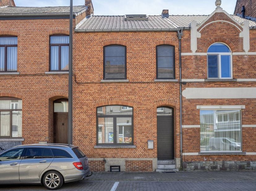 Deze woning, oorspronkelijk gebouwd in 1930 en gerenoveerd in 2009, combineert authentieke charme met hedendaags wooncomfort. Met een bewoonbare opper