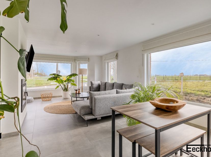 De binnenkant van de woning is grotendeels gerenoveerd in 2023, waardoor het voldoet aan alle moderne eisen en al het nodige comfort biedt. De bewoonb