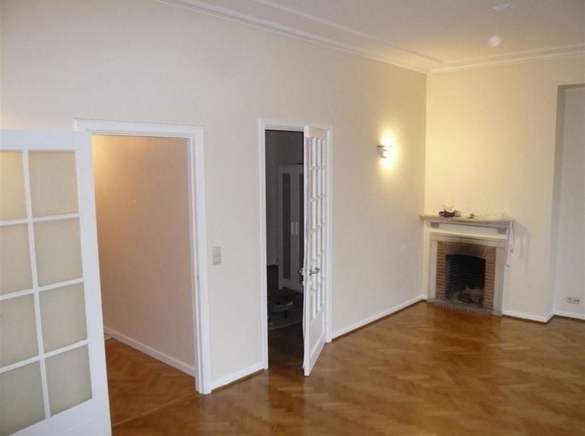 Uitstekende locatie: Avenue LOUISE, vlakbij BAILLI - CHATELAIN - FLAGEY: Appartement met 1 slaapkamer, gelegen aan de achterzijde (rustig). Lift. Voll
