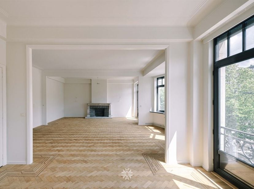 GENT - Kouter: Ben je op zoek naar een exclusief  en authentiek appartement op de gegeerde Kouter in Gent? Dan is dit appartement exact wat je zoekt.