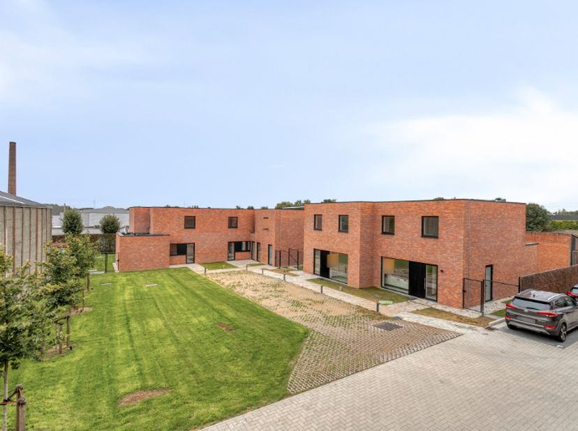 indeling van woning<br />
<br />
gelijkvloers<br />
Op het gelijkvloers vind je een ruime inkom, een open en lichtrijke leefruimte met keuken, een rui