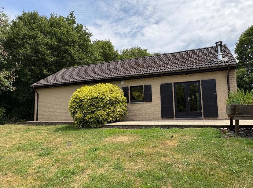Situé dans un environnement calme et verdoyant à Revogne, ce bien profite d’un spacieux espace extérieur.<br />
Avec deux chambres, un garage et tout