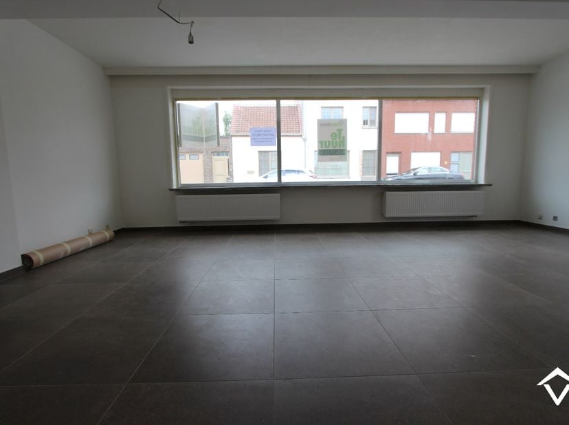 Volledig vernieuwd gelijkvloers appartement, bestaande uit: inkomhal - grote living - keuken met inbouwtoestellen (frigo en vaatwas) - berging/wasplaa