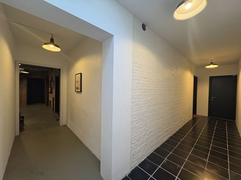 C'est à Ruien, une charmante commune de Kluisbergen, que se trouve ce complexe de lofts unique. Ce loft triplex de caractère, situé au premier étage,