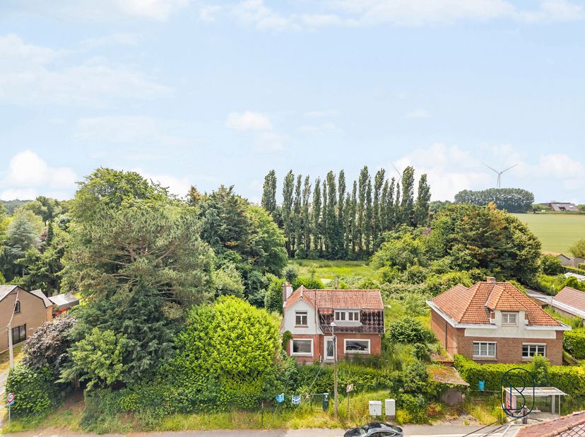 Deze te renoveren woning met aangename tuin is goed gelegen en biedt enorm veel potentieel.<br />
Omheinde tuin, praktische oprit en stevige woning me