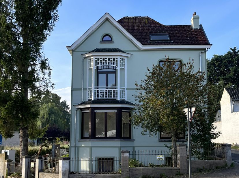 Volledig gerenoveerde serristenwoning 3 slpks, EPC B<br />
<br />
Instapklare en karaktervolle serristenwoning volledig gerenoveerd met hoogwaardige m