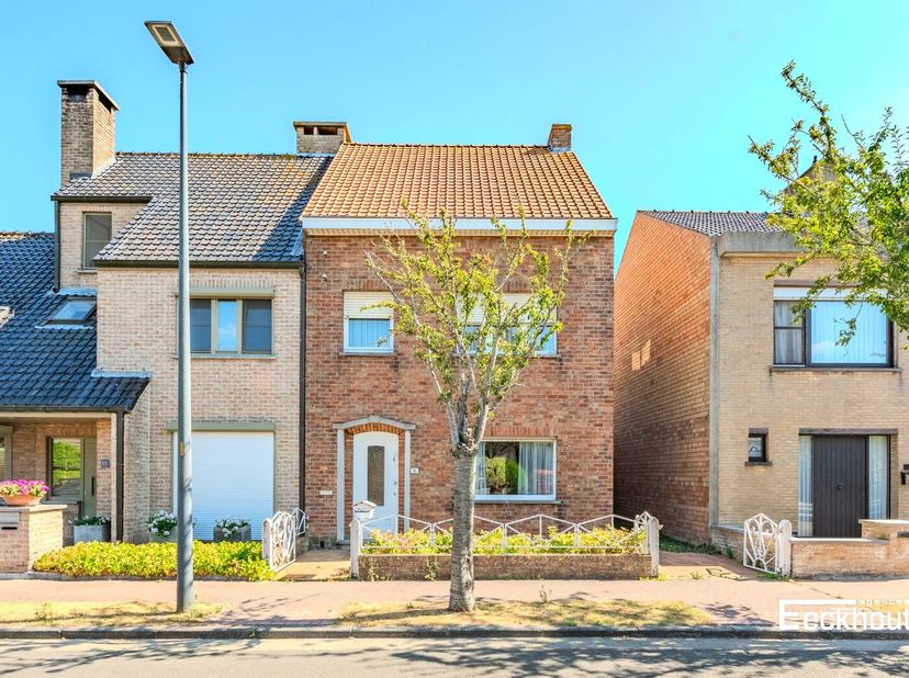 Deze rustig gelegen woning te Zandvoorde is ideaal voor wie op zoek is naar een gezellige woning met een tuin en terras. <br />
De woning is praktisch