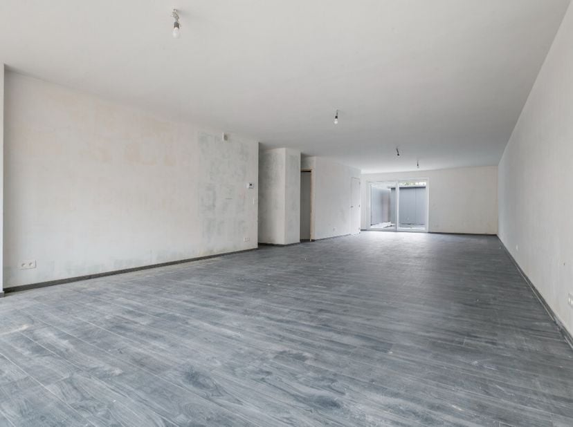 LiggingHet nieuwbouw handelsgelijkvloers in residentie "Annabel", is gelegen in de Diederikstraat 10 te Assenede. Deze ligging is perfect voor een ond