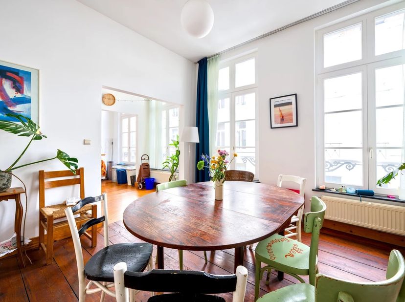 Ideaal gelegen in het hart van de Sint-Katelijnewijk stelt Victoire Junot u deze charmante, volledig gerenoveerde woning voor met een totale bruto opp