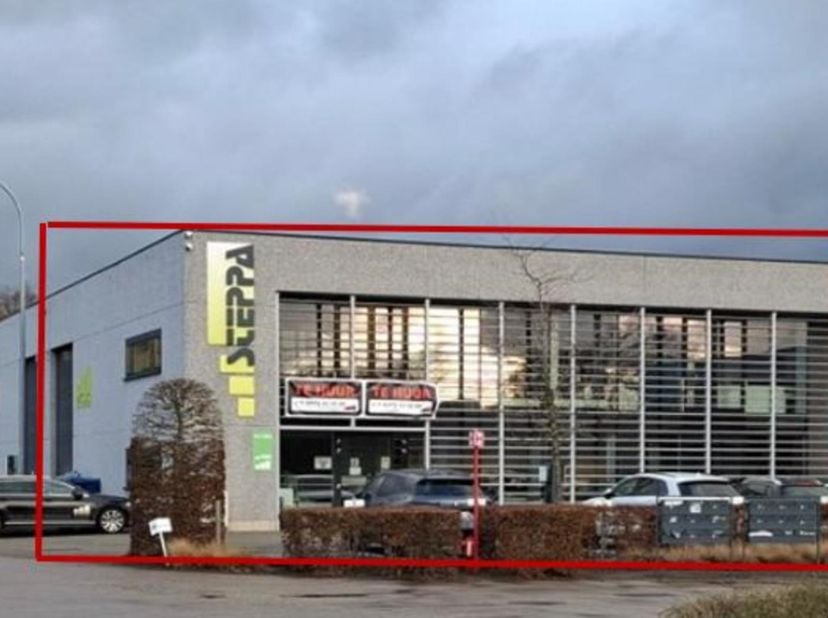 BESCHRIJVING<br />
He betreft een KMO-unit met kan toor gelegen in het bedrijventerrein Starrenhof. De site is gelegen vlakbij op/af ritten van de A12