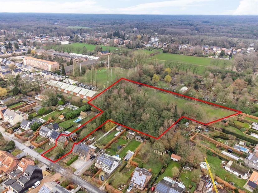 Te renoveren HOB met paardenstallen en ca. 12.800 m² landbouwgrond te Hoogboom<br />
Deze halfopen bebouwing gelegen in een rustige woonwijk biedt de
