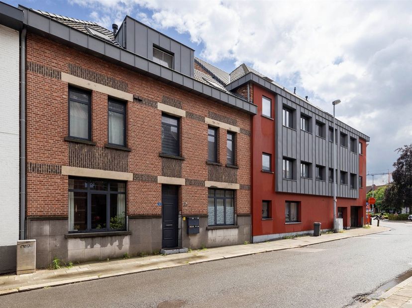 Opbrengst eigendom bestaande uit 10 appartementen en garage (500m²) met 12 parkings. <br />
<br />
Dit appartementsgebouw bestaat uit 2 gebouwen die