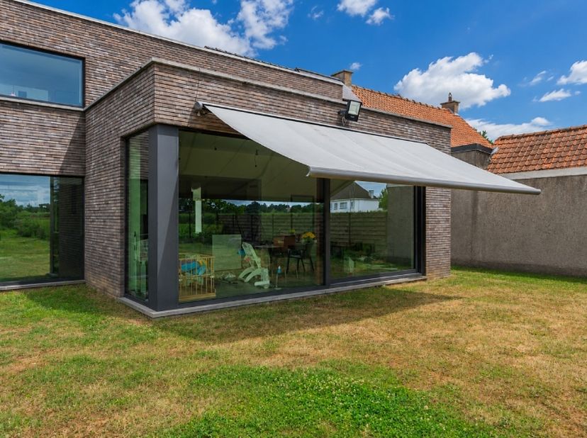 Deze uitstekend gelegen ruime gezinswoning beschikt over tal van extra troeven! Nabij scholen, openbaar vervoer en winkels, op een ideale locatie, in