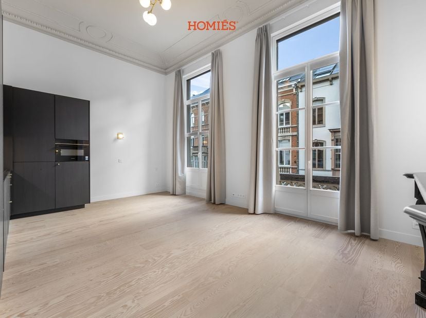 Wij stellen u graag deze exclusieve studio voor op de Bondgenotenlaan in Leuven, gelegen in een historisch gebouw met slechts 8 entiteiten. Het pand w