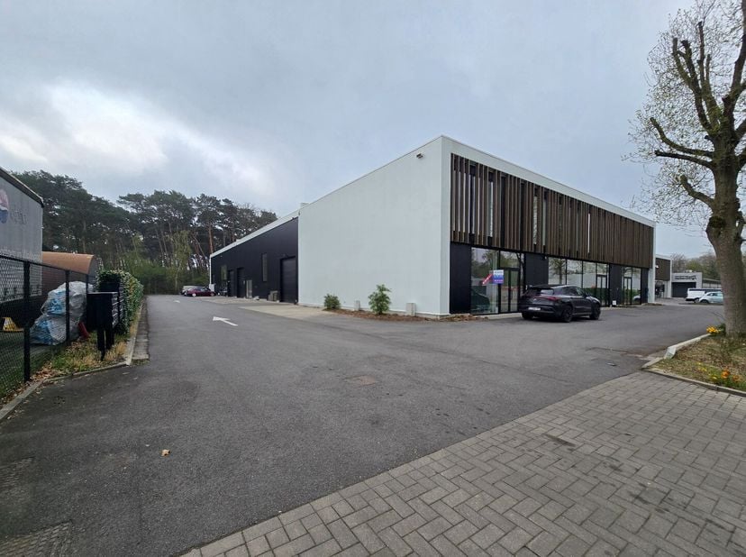 Strategisch gelegen magazijn op het industrieterrein 'Stadsheide' (Hasselt), vlakbij de Corda Campus. Goede verbinding met zowel de E314 als de E313.