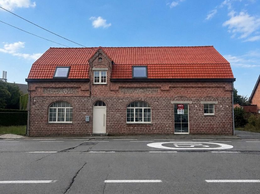 Maison neuve quatre façades à Warneton avec jardin et accès facile. Cette maison allie confort moderne et situation pratique à proximité des grands ax