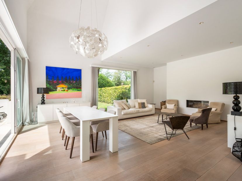 Deze charmante villa uit 2013 bevindt zich op een uitzonderlijk residentiële locatie in Herentals. Deze eigendom bestaat uit een zeer aangename leefru