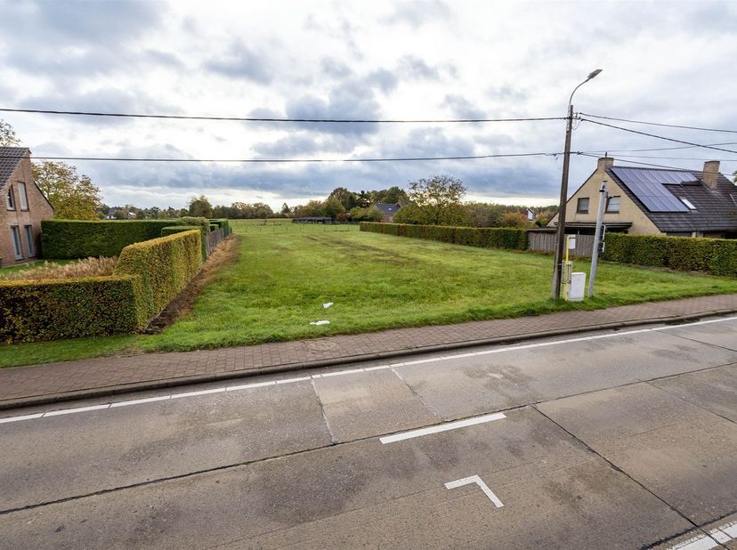 Ontdek deze uitzonderlijke bouwgrond van 1.079 m², ideaal gelegen voor wie op zoek is naar ruimte, rust en een groene omgeving. <br />
Met een breedt