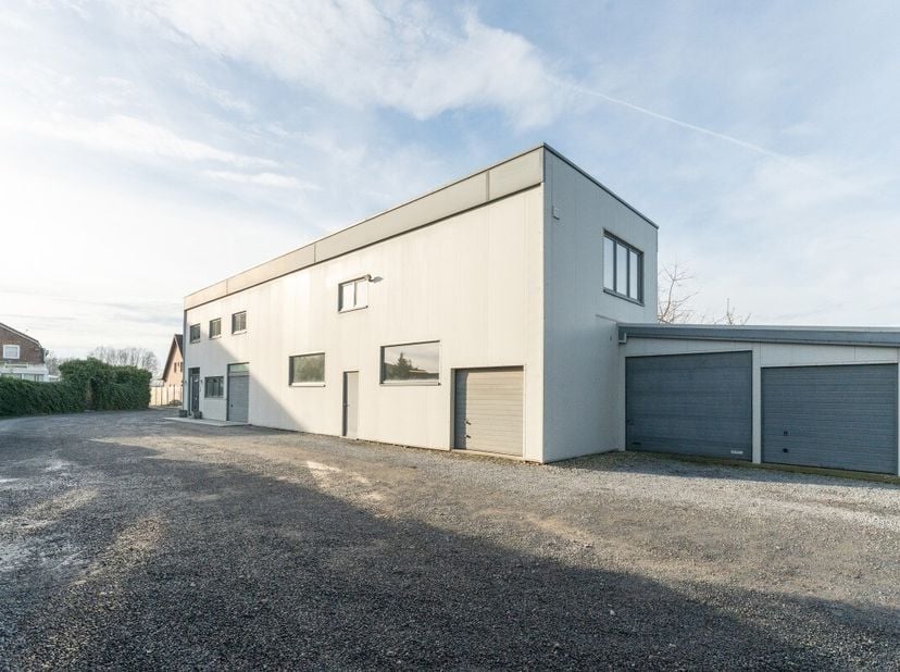Te koop: open handelspand in Wielsbeke, gunstig gelegen langs de Rijksweg en vlot bereikbaar via belangrijke invalswegen. Dit veelzijdige pand die vol