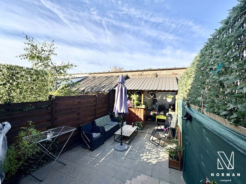 Gezellige instapklare woning met 3 slaapkamers in de Pius X wijk te Kortrijk. <br />
<br />
De woning heeft een inkomhall, lichtrijke open leefruimte