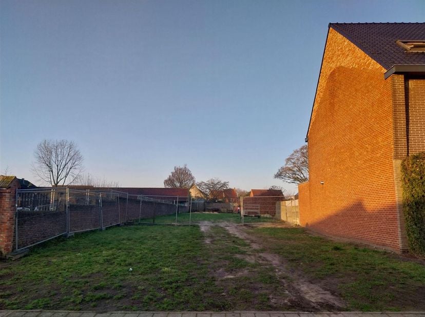 Mooie bouwgrond van 11.53m breed en  7 are 92 ca groot. Zeer goed gelegen in centrum Millegem.