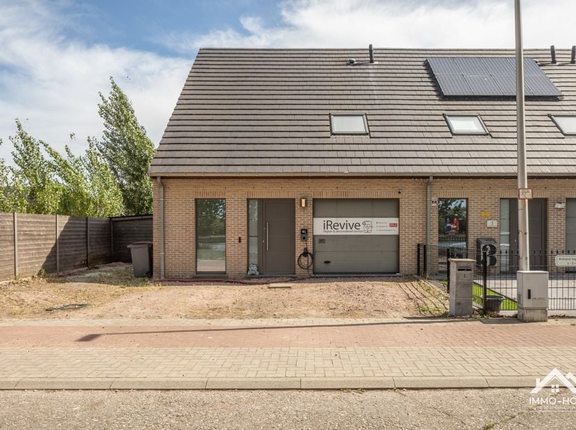 Deze halfopen bebouwing geniet van een bijzonder aantrekkelijke ligging langs het kanaal in Zelzate, met aan de overzijde een sfeervolle bomenrij die