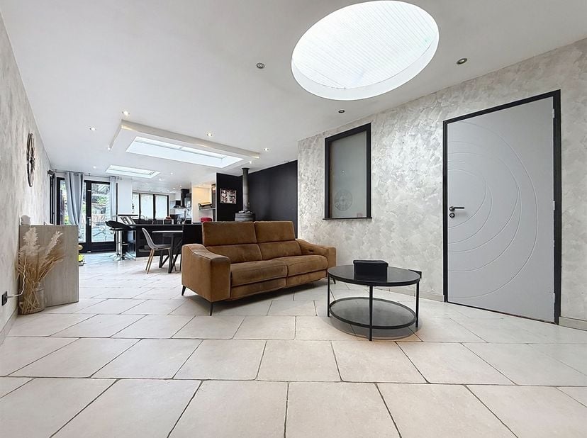 Cette maison vous séduira par ses nombreux atouts.<br />
Dès l'entrée, un couloir distribue les différentes pièces du rez-de-chaussée, dont un garage