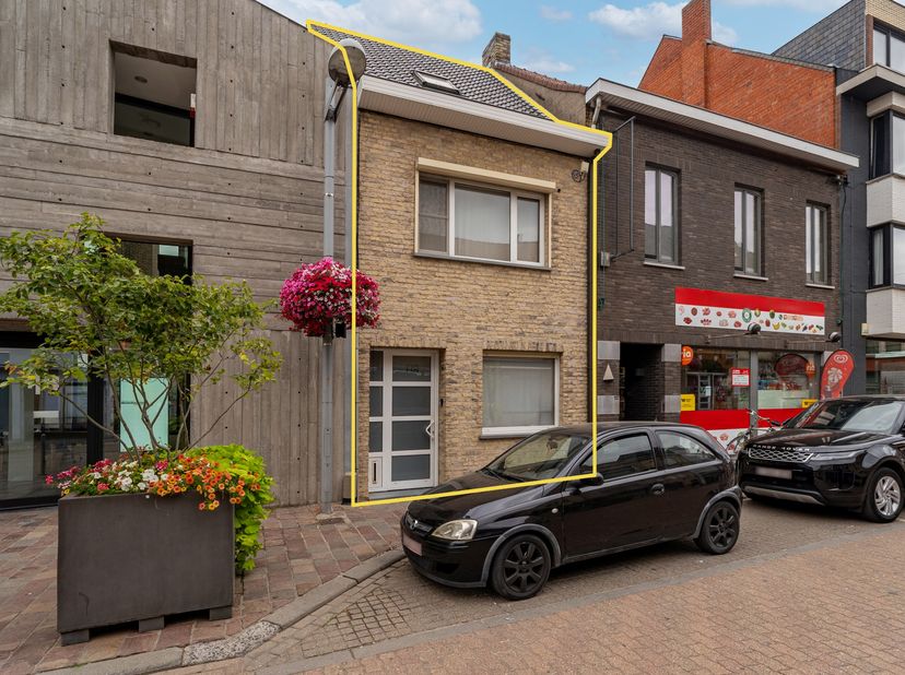 In het bruisende centrum van Tielt, langs de Kortrijkstraat, vinden we deze instapklare en smaakvol gerenoveerde stadswoning terug. Dankzij de central