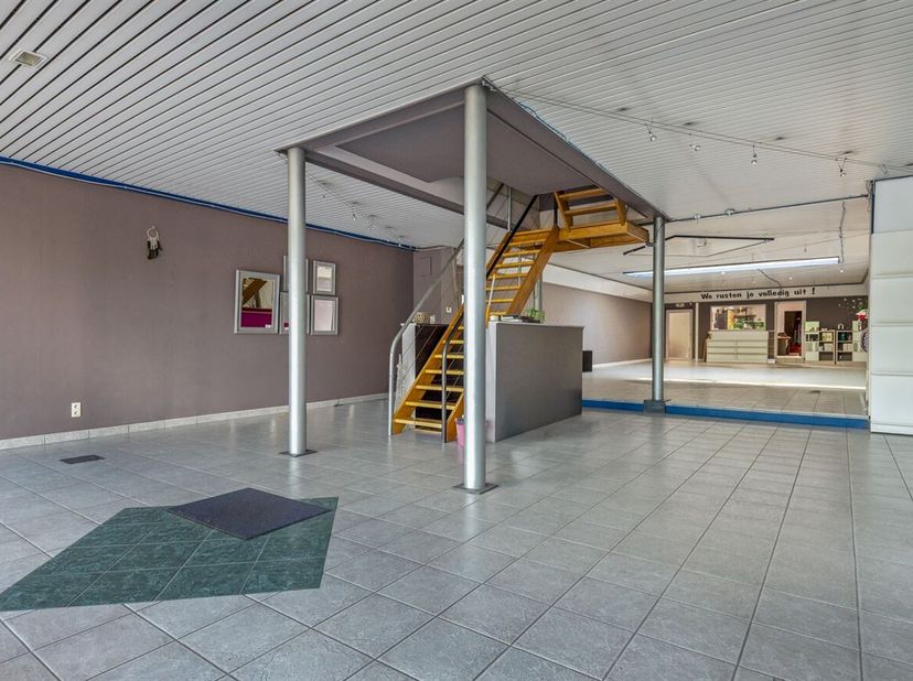 Handelshuis met ruime woonst en tal van mogelijkheden<br />
Op een strategische locatie in Hemiksem, tussen Antwerpen en Boom, bevindt zich dit veelzi