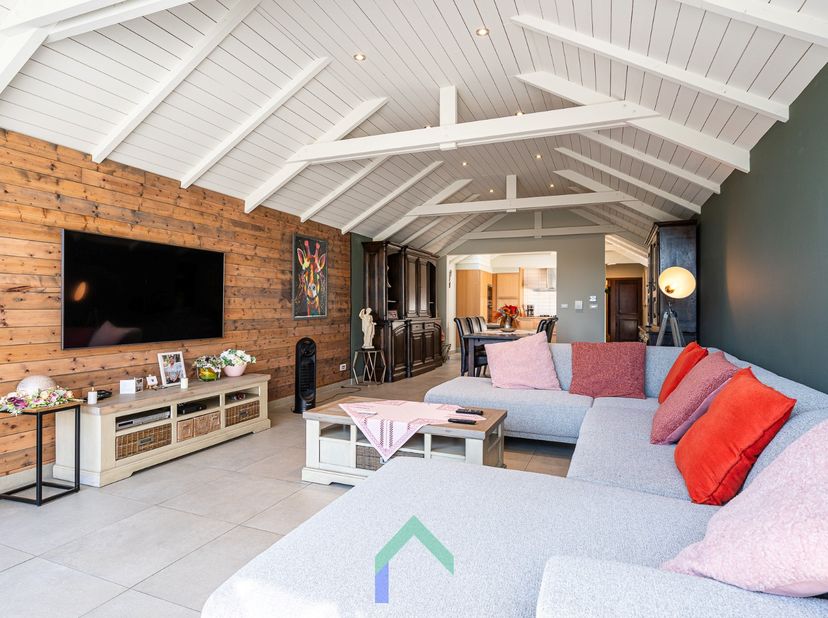 Ligging<br />
Deze ruime rijwoning bevindt zich in het centrum van Harelbeke en is ideaal voor gezinnen die op zoek zijn naar een comfortabele en goed