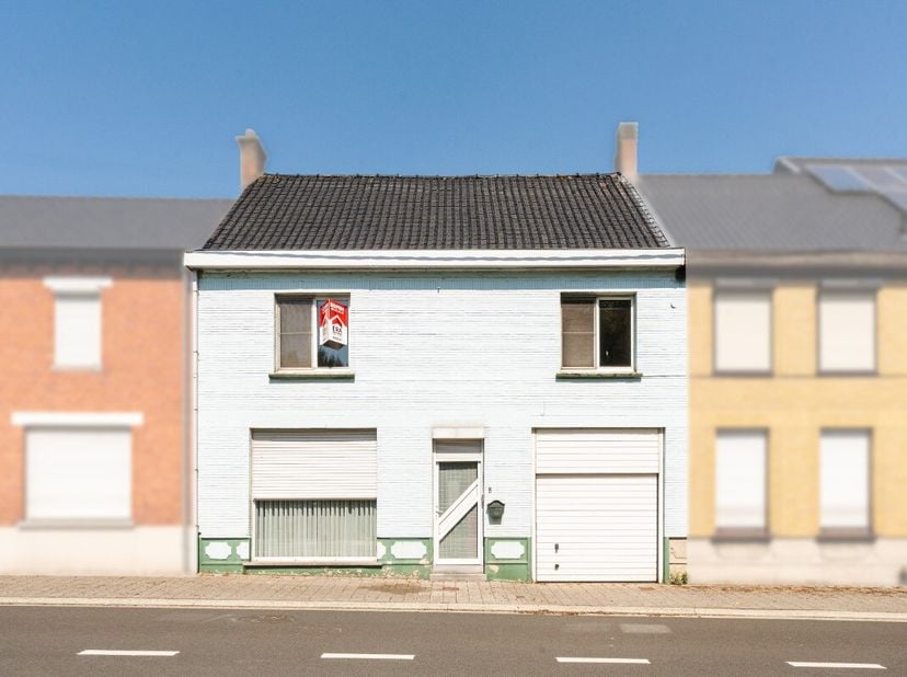 Cette maison à rénover située au centre de Kruishoutem offre un excellent compromis entre espace, potentiel et emplacement central. Les commerces, sup