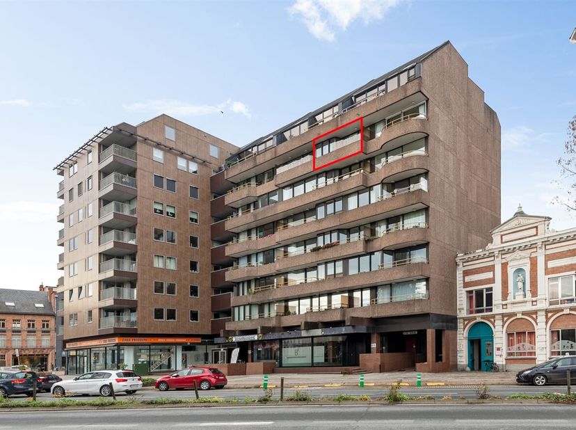 Het appartement bevindt zich op de 6de verdieping en werd volledig gerenoveerd in 2020. Met een bewoonbare oppervlakte van maar liefst 128 m² geniet u
