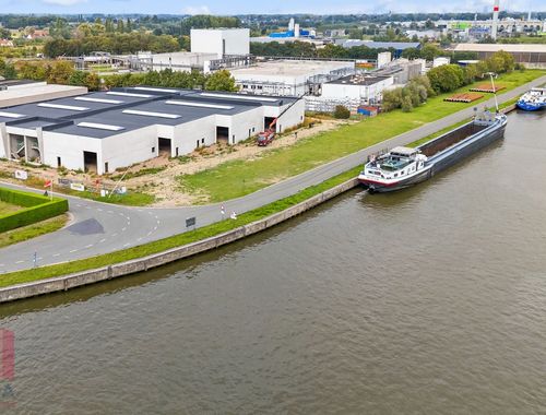                                         Bedrijfsgebouw te huur in Evergem, € 7.920
