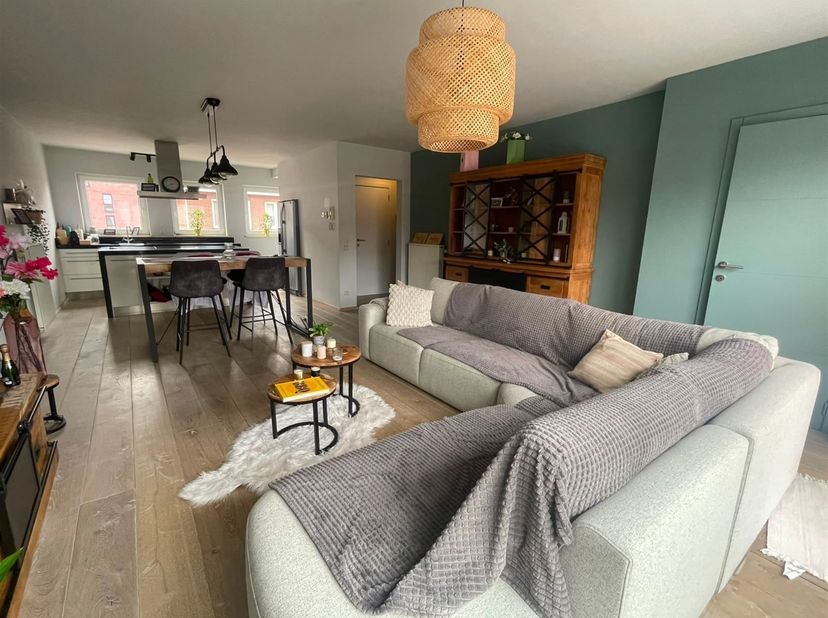 Magnifique appartement en duplex avec 2 chambres, une grande terrasse et un abri pour voiture !<br />
<br />
Agencement : <br />
1 : salon/salle à man