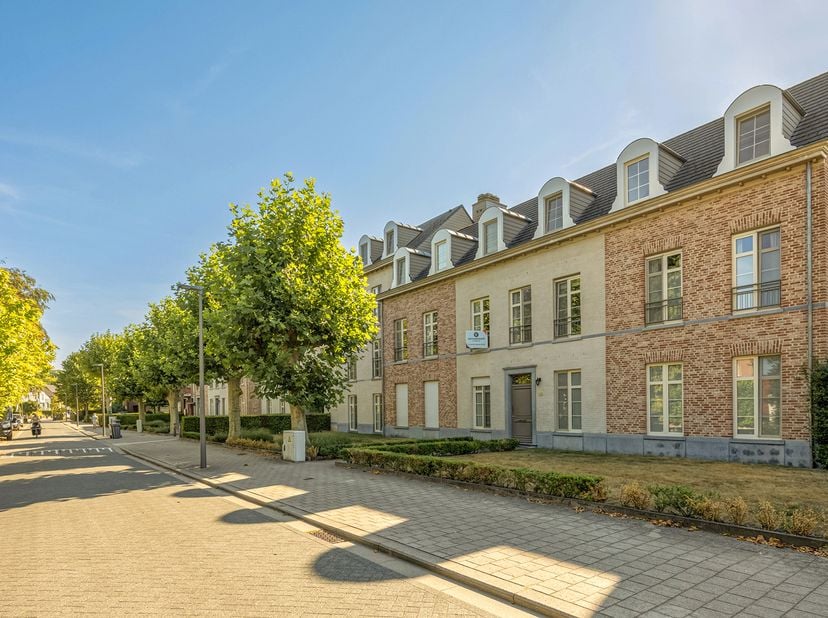Uiterst ruim 2 slpk app met autostaanplaats gelegen op een gunstige locatie, epc label B &amp;amp; elektriciteit = conform<br />
ligging: Gelegen op een g