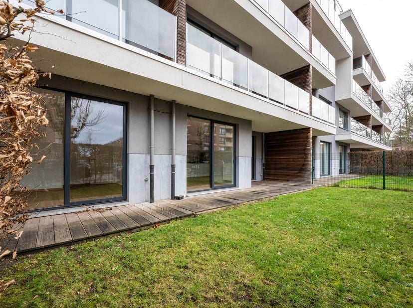 WOLUWE-SAINT-PIERRE – Konkelwijk, in een recent gebouw uit 2014, aangenaam BENEDENVERDIEPING appartement van ± 115m² bewoonbare oppervlakte. Het besch