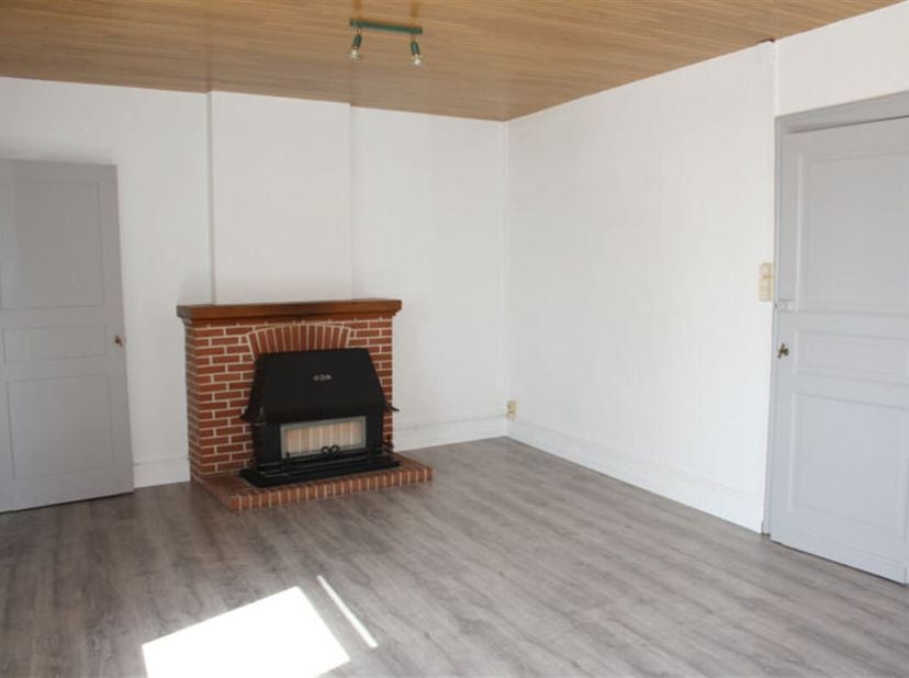 Appartement plain-pied 75 m² avec terrasse, garage et jardin (commun) sis au coeur du village de Roucourt. <br />
Le bien comprend un hall daccueil, u