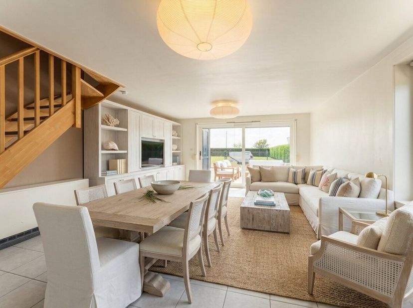 Te koop: ruime vakantiewoning in het vakantiepark "Princess Garden II", gelegen aan de Westendelaan. Deze instapklare vakantiewoning biedt een praktis