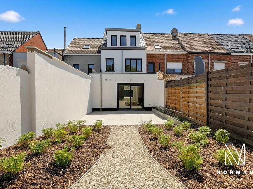 Hippe gerenoveerde woning met EPC-label A, 4 slaapkamers, uitweg en tal van extra's<br />
Welkom in deze stijlvolle gerenoveerde en energiezuinige won