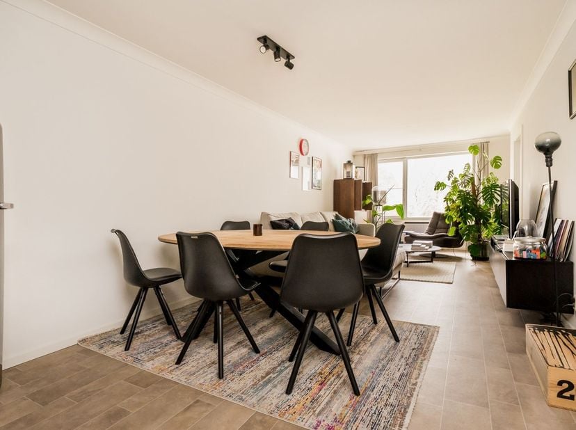 Instapklaar gerenoveerd appartement met een prachtig zicht op de Kruidtuin, zeer rustig gelegen net binnen de stadsring .<br />
Op de 3de verdieping