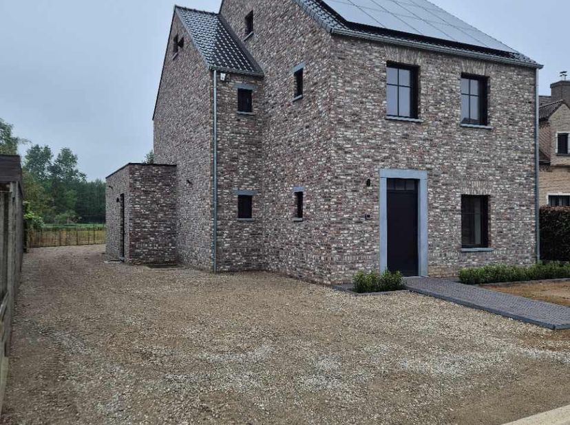 Het betreft het gelijkvloers van een nieuwbouwwoning met de modernste voorzieningen. Zonnepanelen 8 KW, warmtepomp, vloerverwarming, alarmcentrale, ca